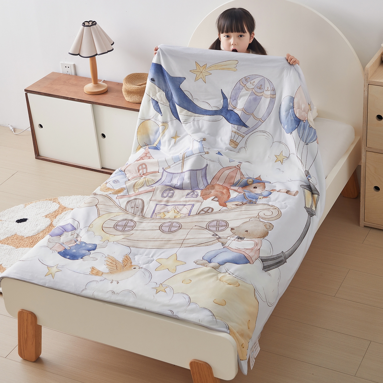 91家纺网 家纺一手货源 找家纺 荷马之梦 2026新款凉凉梦境-原创手绘母婴风针织凉感山茶蚕丝儿童双感夏被夏凉被空调被 云端国度