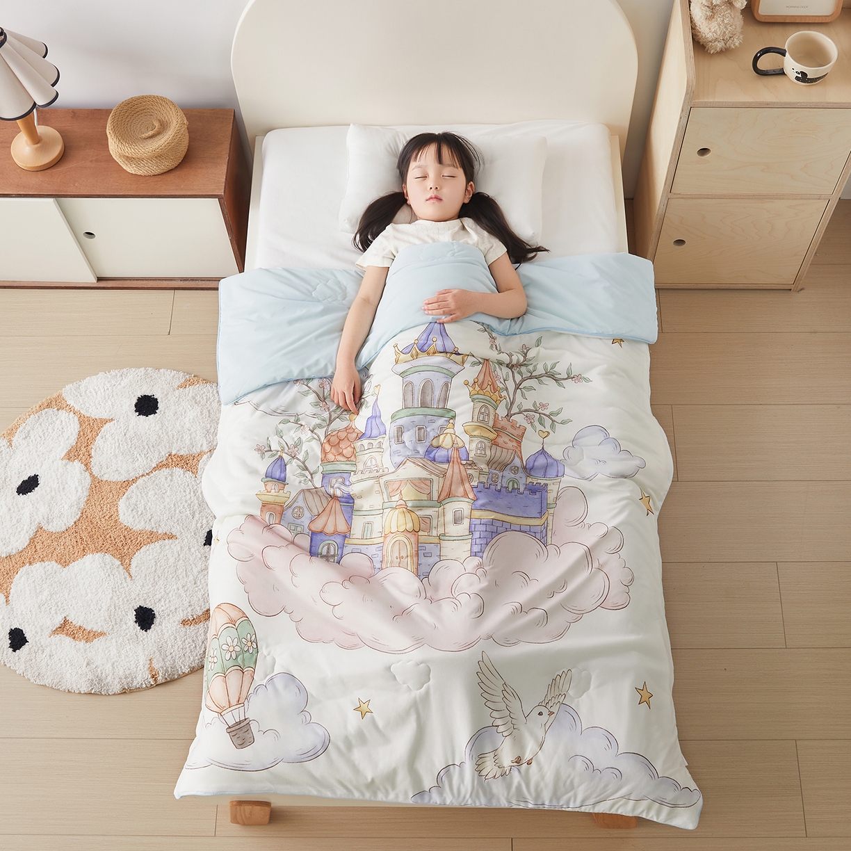 91家纺网 家纺一手货源 找家纺 荷马之梦 2026新款凉凉梦境-原创手绘母婴风针织凉感山茶蚕丝儿童双感夏被夏凉被空调被 天空梦之城