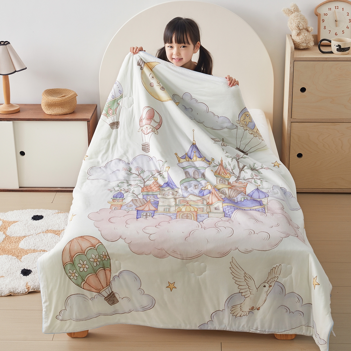 91家纺网 家纺一手货源 找家纺 荷马之梦 2026新款凉凉梦境-原创手绘母婴风针织凉感山茶蚕丝儿童双感夏被夏凉被空调被 天空梦之城