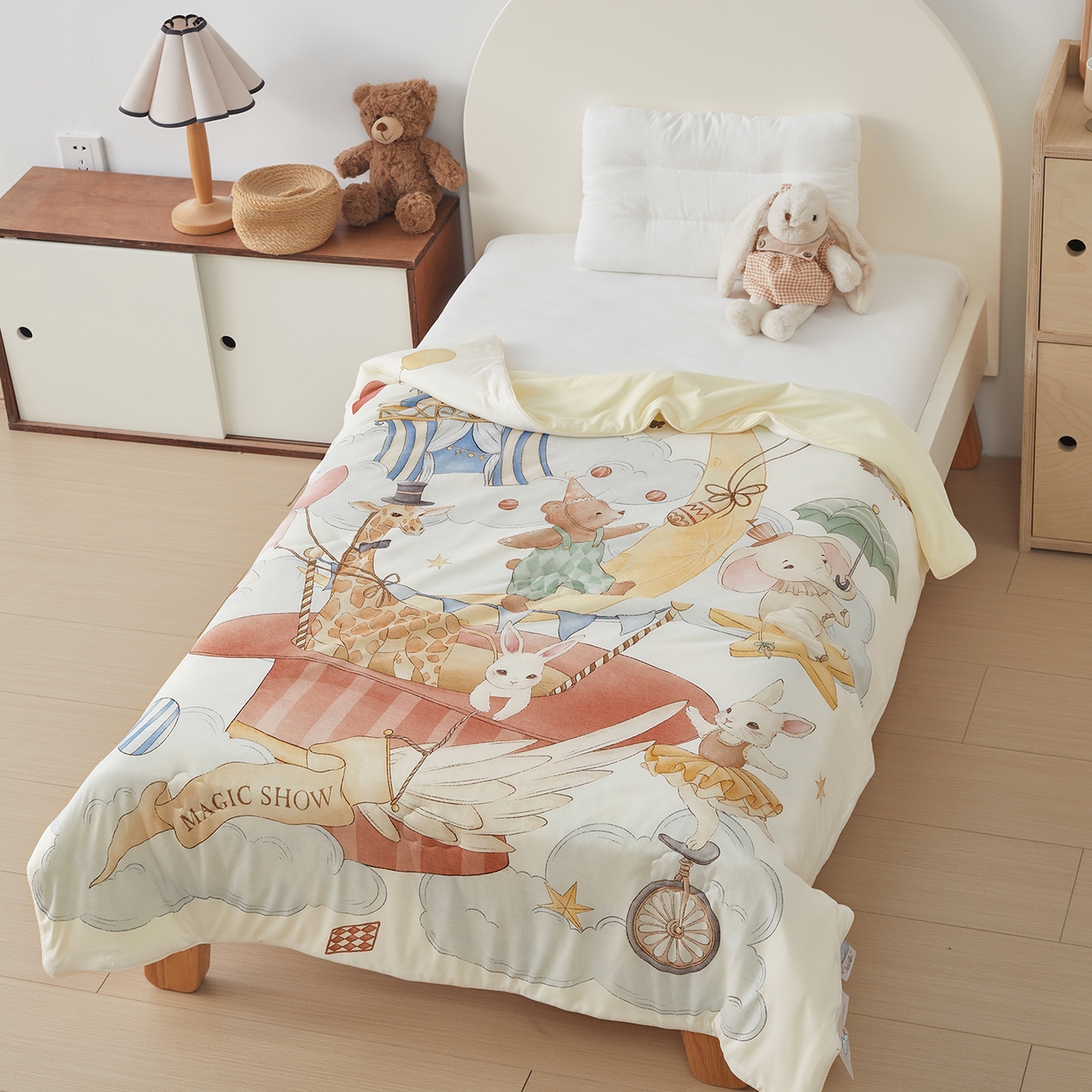 91家纺网 家纺一手货源 找家纺 荷马之梦 2026新款凉凉梦境-原创手绘母婴风针织凉感山茶蚕丝儿童双感夏被夏凉被空调被 云上演出