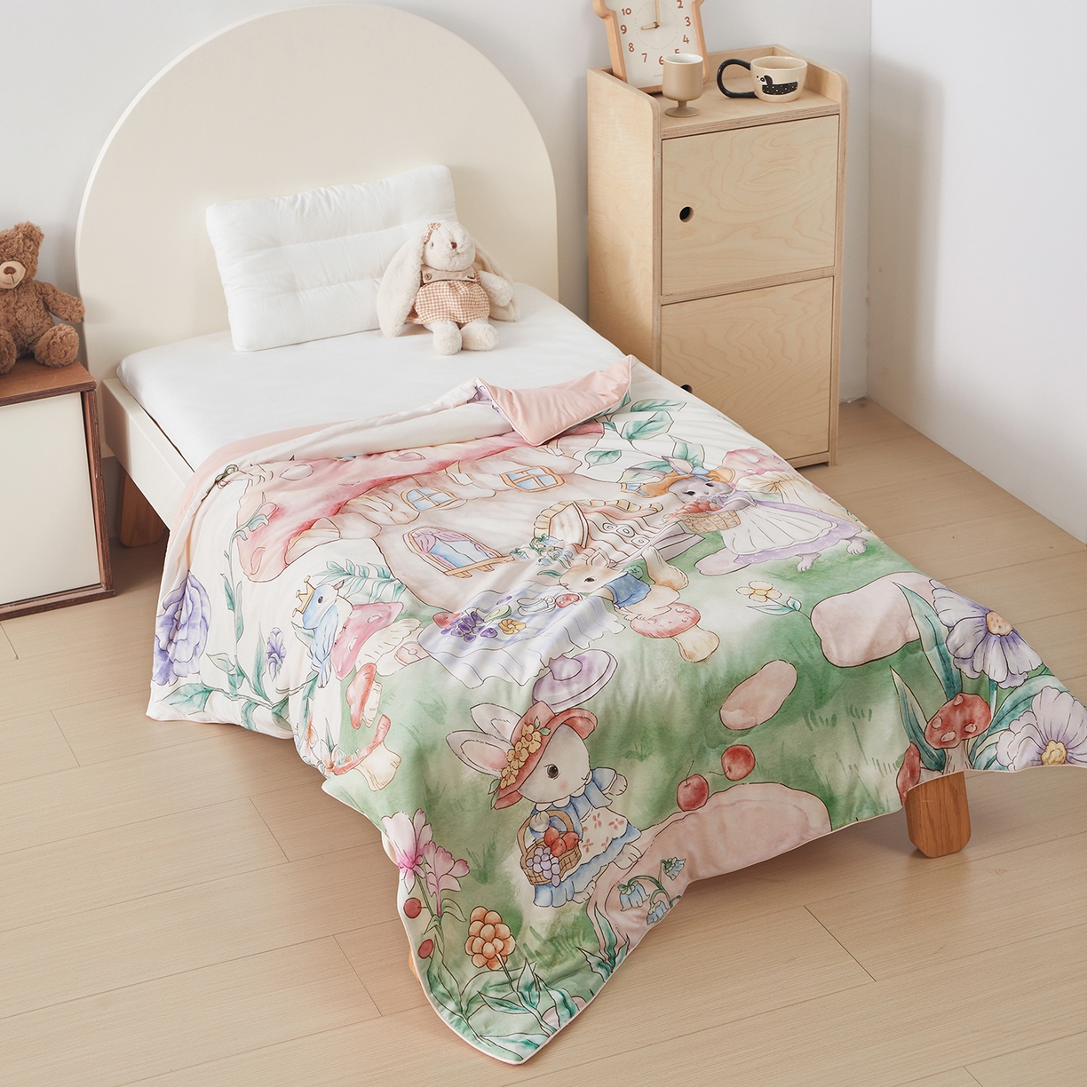 91家纺网 家纺一手货源 找家纺 荷马之梦 2026新款凉凉梦境-原创手绘母婴风针织凉感山茶蚕丝儿童双感夏被夏凉被空调被 蘑菇下午茶