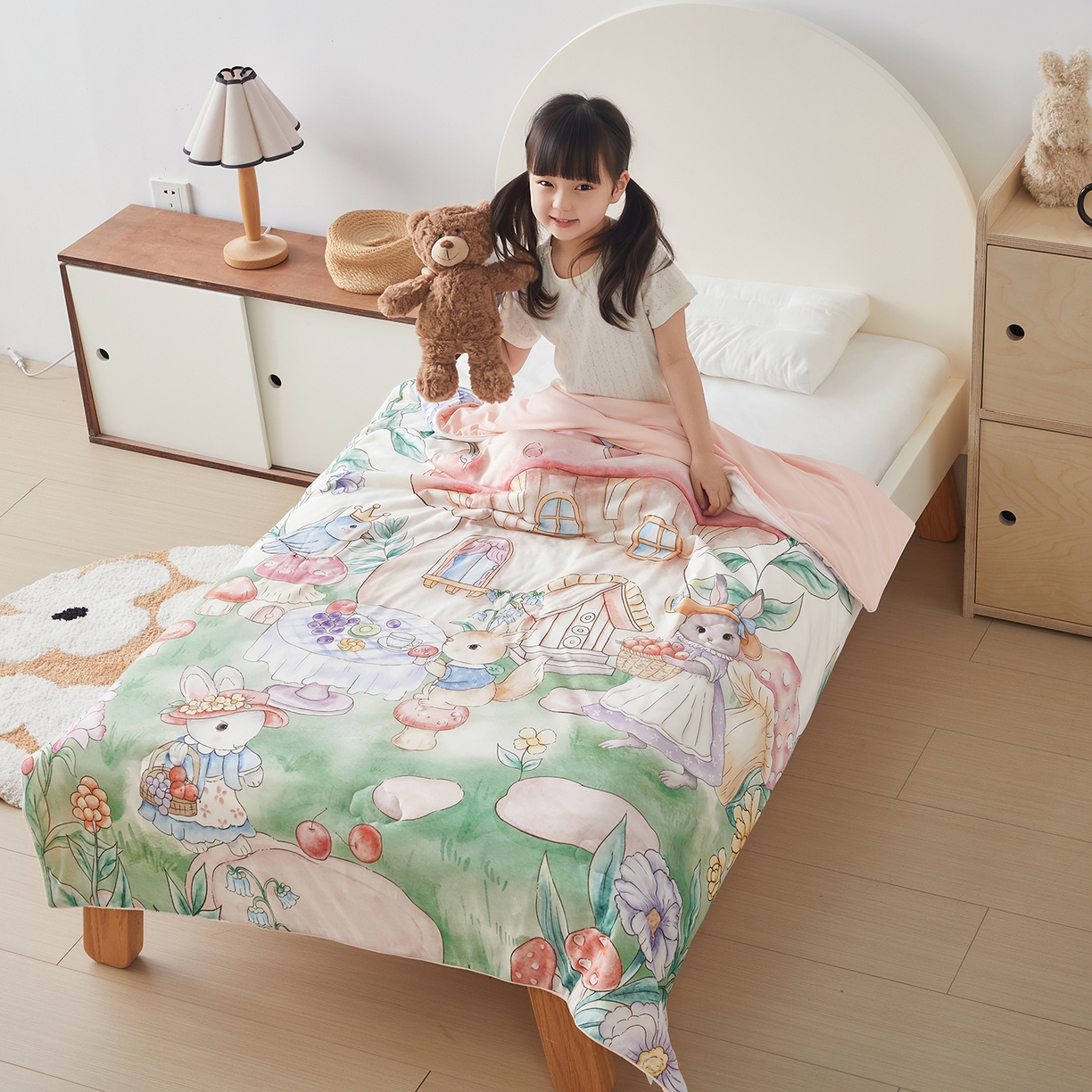 91家纺网 家纺一手货源 找家纺 荷马之梦 2026新款凉凉梦境-原创手绘母婴风针织凉感山茶蚕丝儿童双感夏被夏凉被空调被 蘑菇下午茶