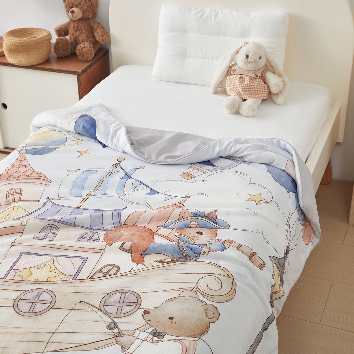 91家纺网 家纺一手货源 找家纺 荷马之梦 2026新款凉凉梦境-原创手绘母婴风针织凉感山茶蚕丝儿童双感夏被夏凉被空调被 云端国度