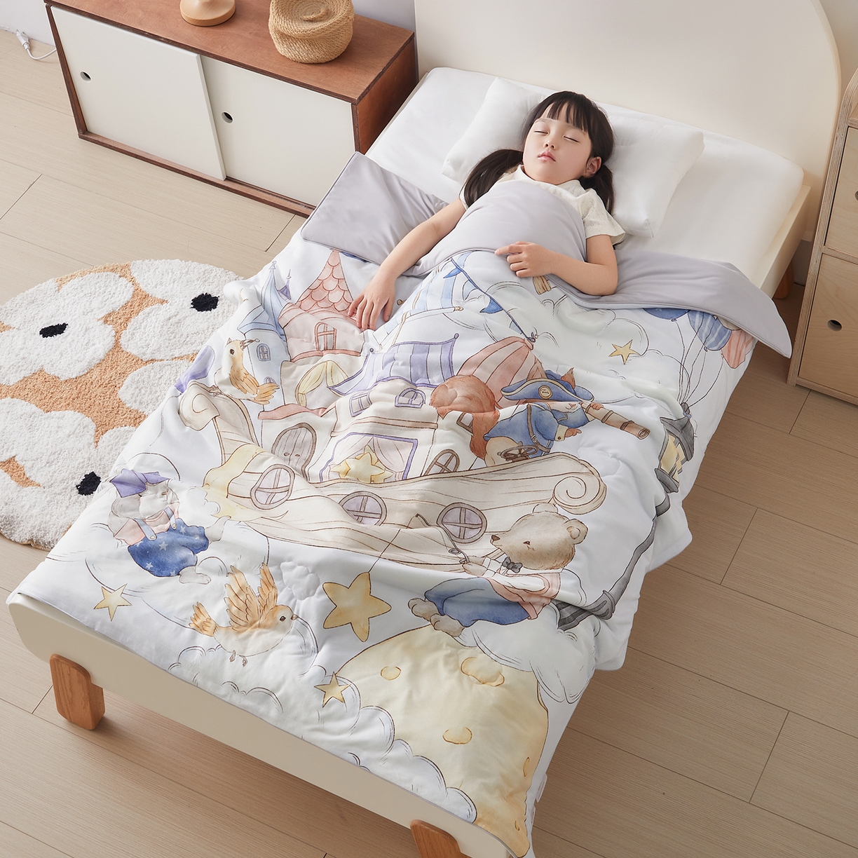 91家纺网 家纺一手货源 找家纺 荷马之梦 2026新款凉凉梦境-原创手绘母婴风针织凉感山茶蚕丝儿童双感夏被夏凉被空调被 云端国度