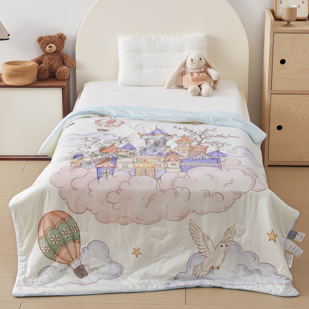 91家纺网 家纺一手货源 找家纺 荷马之梦 2026新款凉凉梦境-原创手绘母婴风针织凉感山茶蚕丝儿童双感夏被夏凉被空调被 天空梦之城