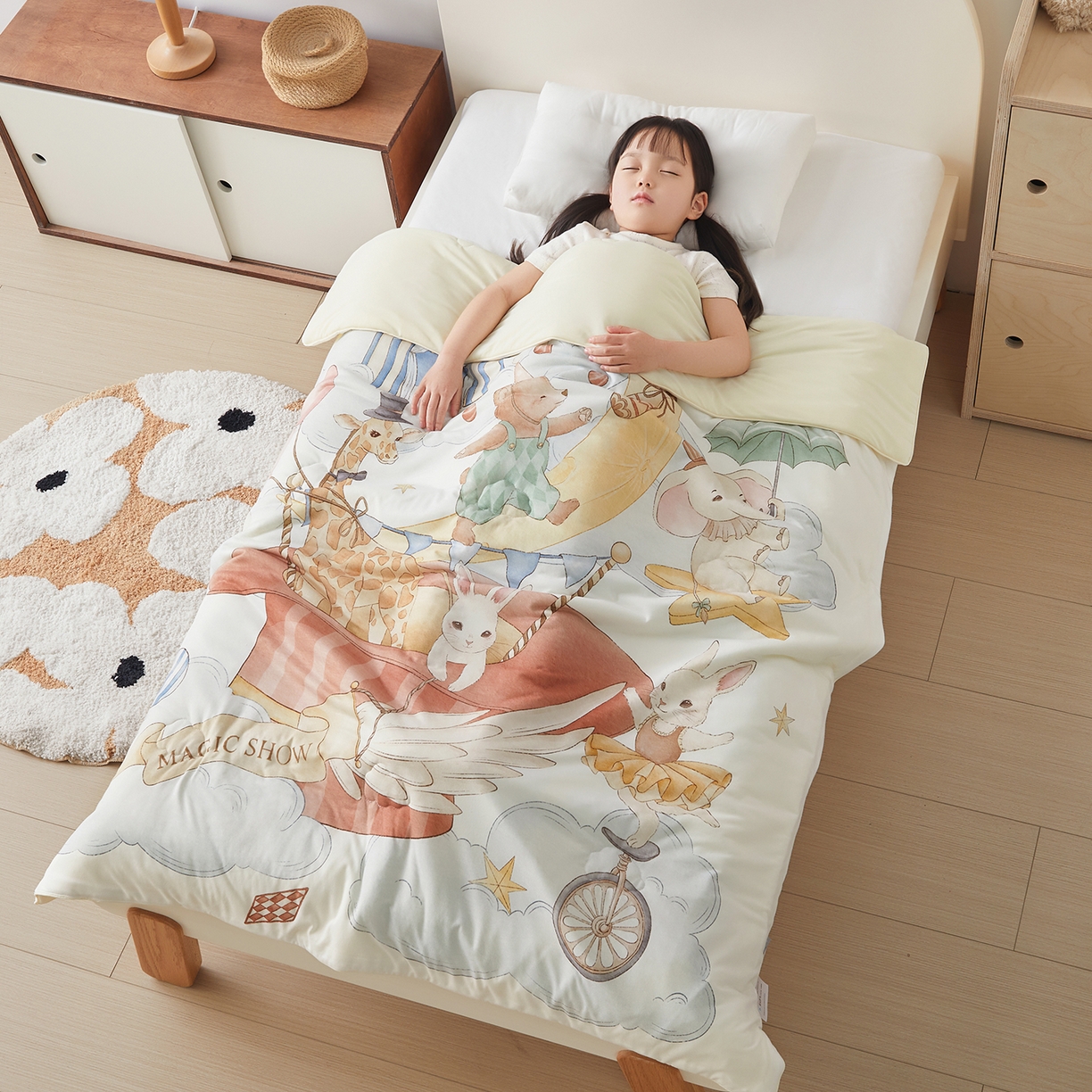 91家纺网 家纺一手货源 找家纺 荷马之梦 2026新款凉凉梦境-原创手绘母婴风针织凉感山茶蚕丝儿童双感夏被夏凉被空调被 云上演出