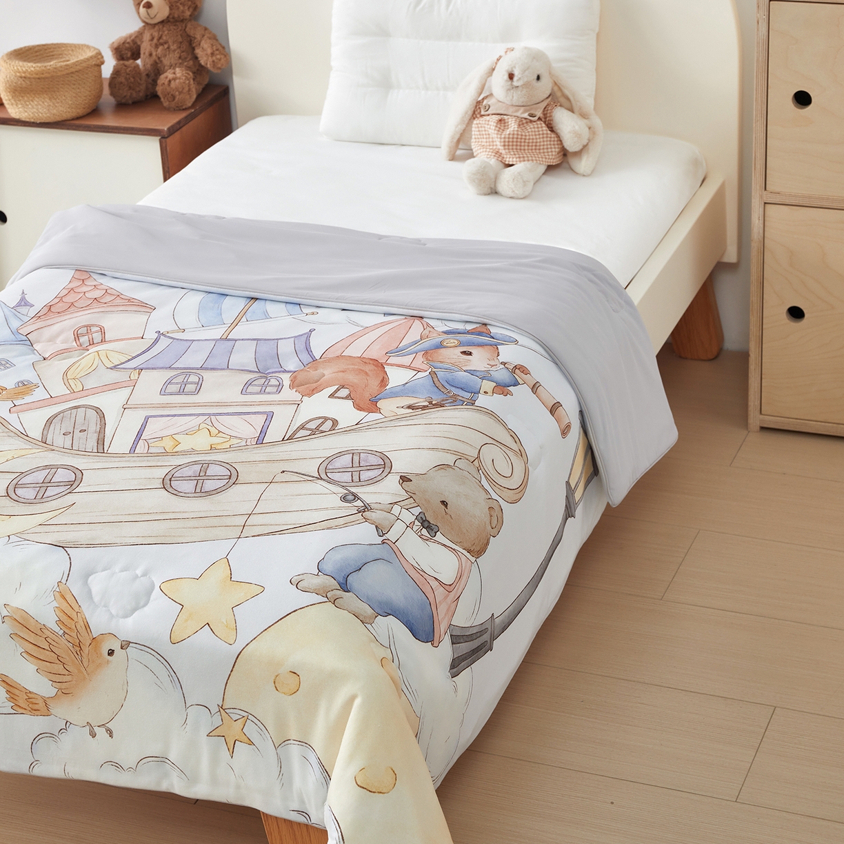 91家纺网 家纺一手货源 找家纺 荷马之梦 2026新款凉凉梦境-原创手绘母婴风针织凉感山茶蚕丝儿童双感夏被夏凉被空调被 云端国度