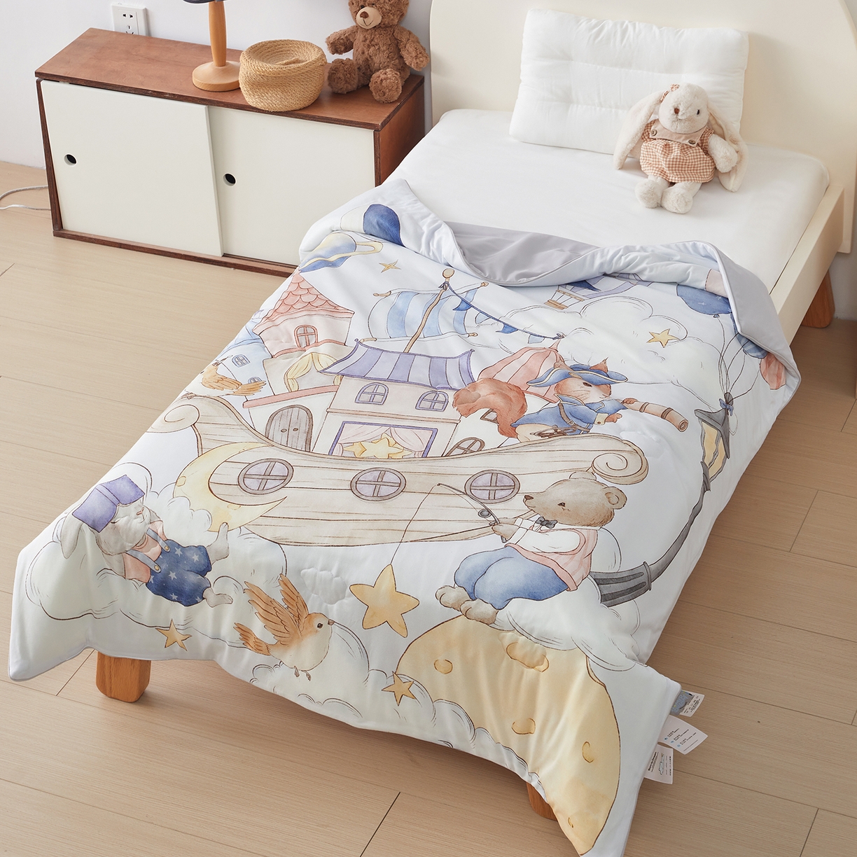 91家纺网 家纺一手货源 找家纺 荷马之梦 2026新款凉凉梦境-原创手绘母婴风针织凉感山茶蚕丝儿童双感夏被夏凉被空调被 云端国度