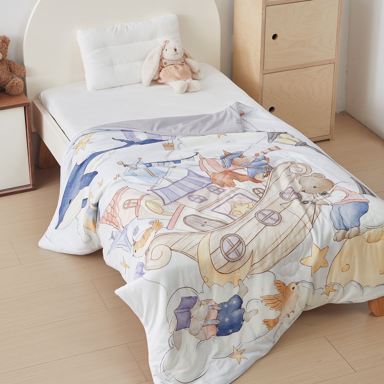 91家纺网 家纺一手货源 找家纺 荷马之梦 2026新款凉凉梦境-原创手绘母婴风针织凉感山茶蚕丝儿童双感夏被夏凉被空调被 云端国度