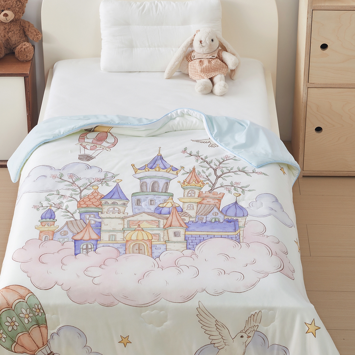 91家纺网 家纺一手货源 找家纺 荷马之梦 2026新款凉凉梦境-原创手绘母婴风针织凉感山茶蚕丝儿童双感夏被夏凉被空调被 天空梦之城