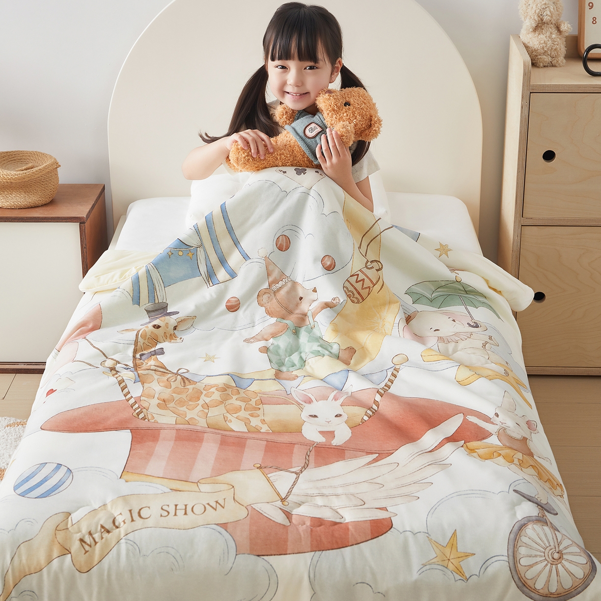 91家纺网 家纺一手货源 找家纺 荷马之梦 2026新款凉凉梦境-原创手绘母婴风针织凉感山茶蚕丝儿童双感夏被夏凉被空调被 云上演出