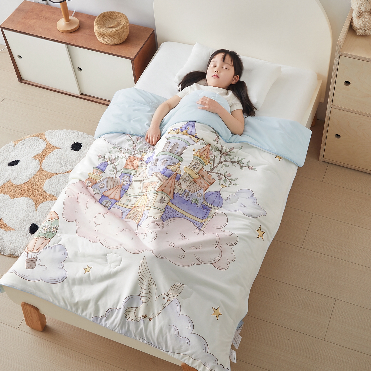 91家纺网 家纺一手货源 找家纺 荷马之梦 2026新款凉凉梦境-原创手绘母婴风针织凉感山茶蚕丝儿童双感夏被夏凉被空调被 天空梦之城