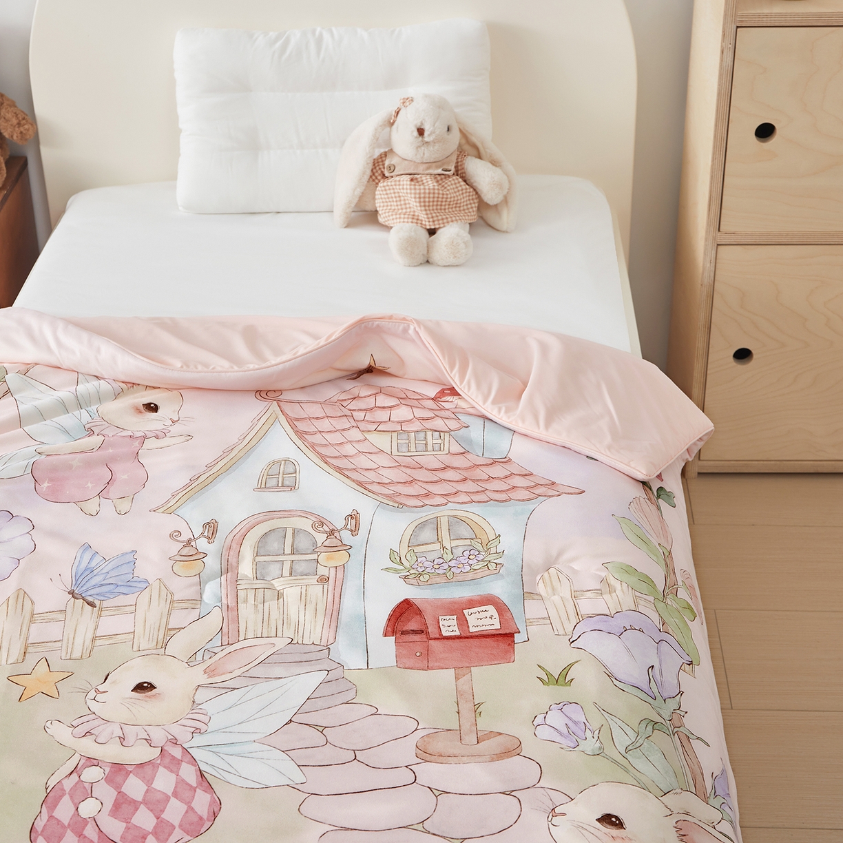 91家纺网 家纺一手货源 找家纺 荷马之梦 2026新款凉凉梦境-原创手绘母婴风针织凉感山茶蚕丝儿童双感夏被夏凉被空调被 精灵兔之屋