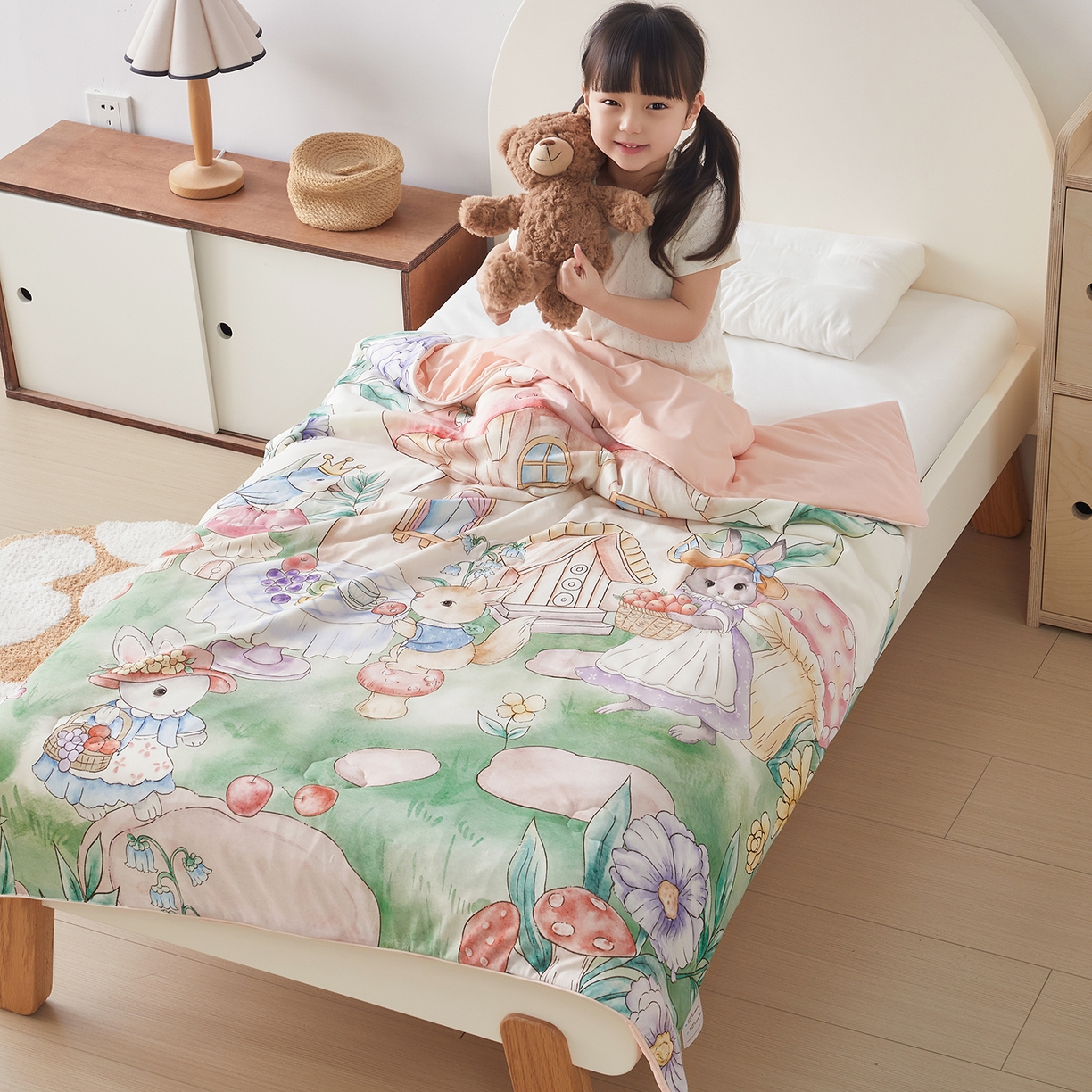 91家纺网 家纺一手货源 找家纺 荷马之梦 2026新款凉凉梦境-原创手绘母婴风针织凉感山茶蚕丝儿童双感夏被夏凉被空调被 蘑菇下午茶