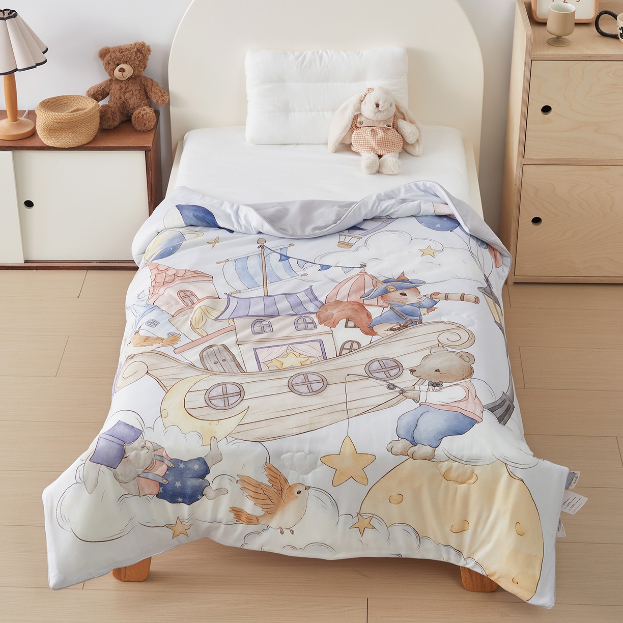 91家纺网 家纺一手货源 找家纺 荷马之梦 2026新款凉凉梦境-原创手绘母婴风针织凉感山茶蚕丝儿童双感夏被夏凉被空调被 云端国度