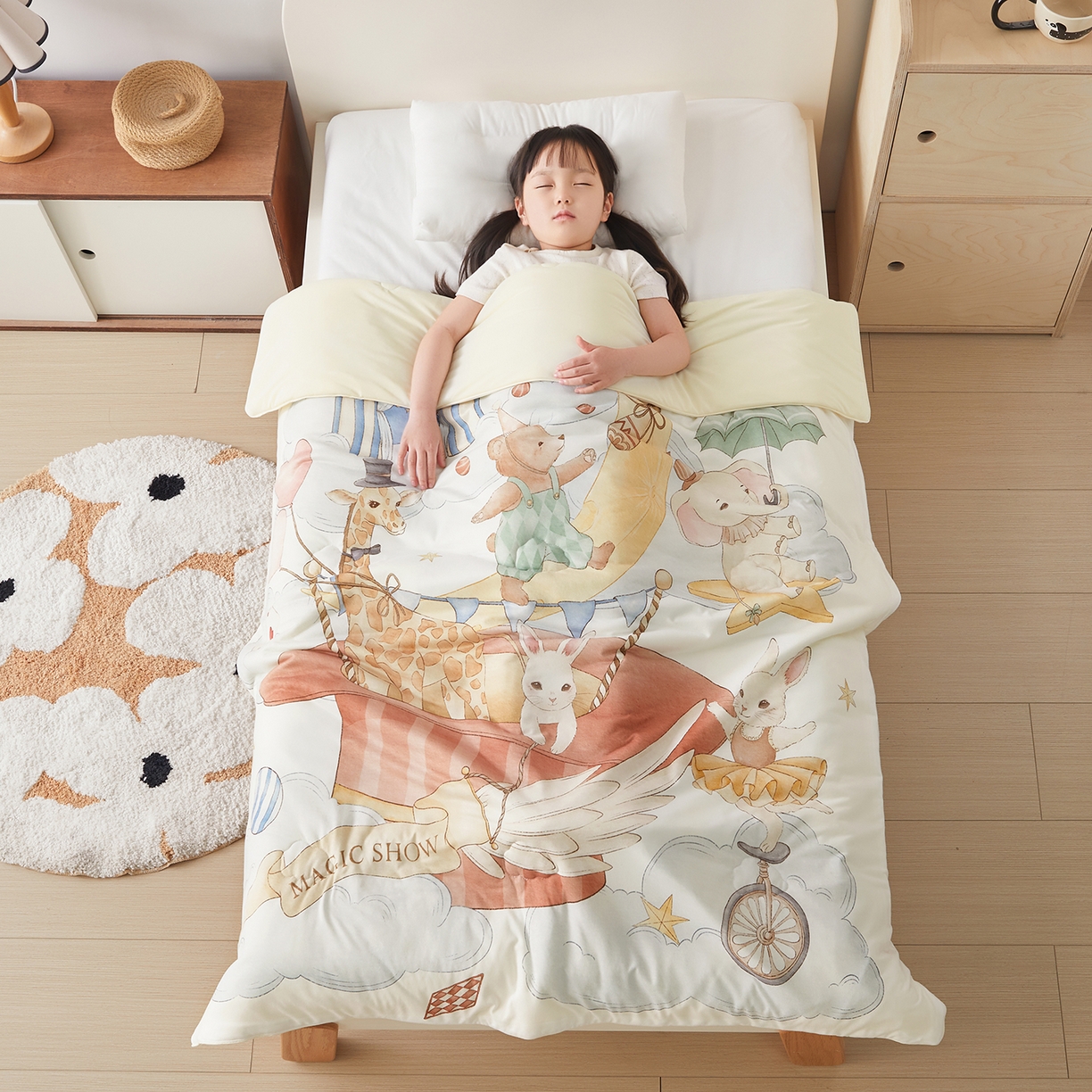 91家纺网 家纺一手货源 找家纺 荷马之梦 2026新款凉凉梦境-原创手绘母婴风针织凉感山茶蚕丝儿童双感夏被夏凉被空调被 云上演出