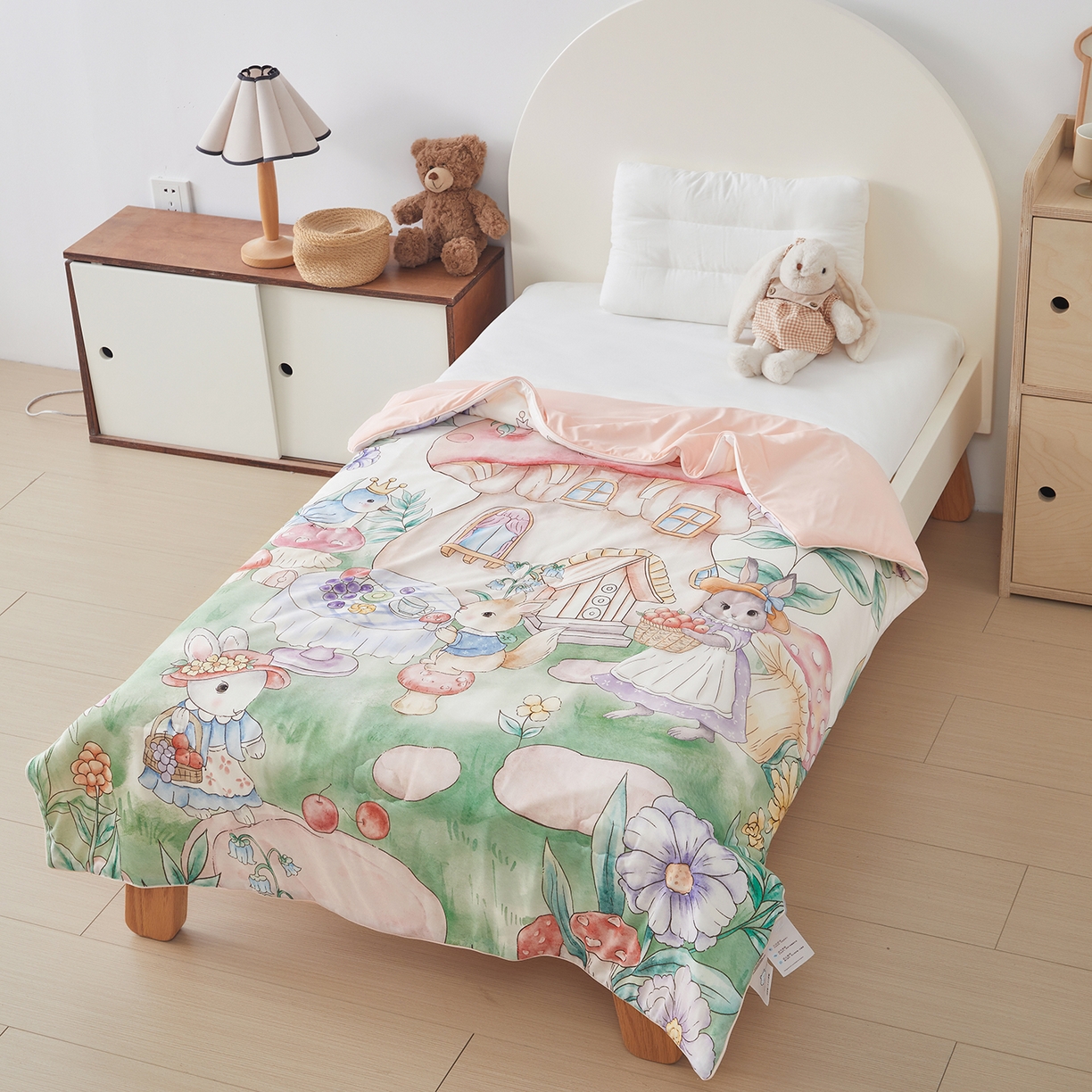 91家纺网 家纺一手货源 找家纺 荷马之梦 2026新款凉凉梦境-原创手绘母婴风针织凉感山茶蚕丝儿童双感夏被夏凉被空调被 蘑菇下午茶