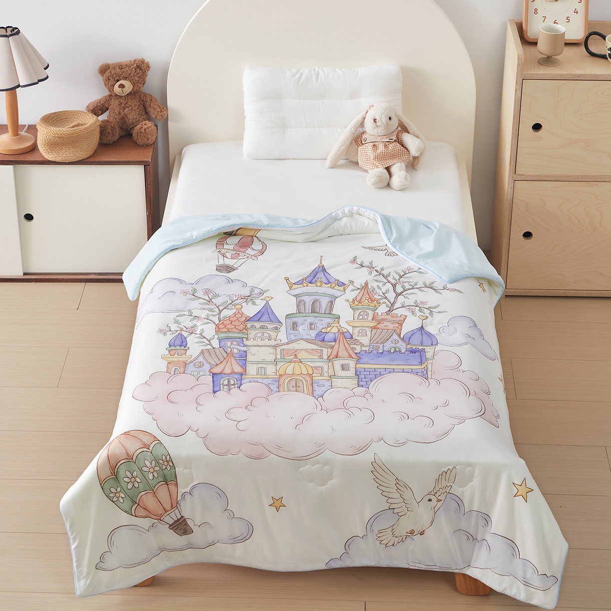 91家纺网 家纺一手货源 找家纺 荷马之梦 2026新款凉凉梦境-原创手绘母婴风针织凉感山茶蚕丝儿童双感夏被夏凉被空调被 天空梦之城