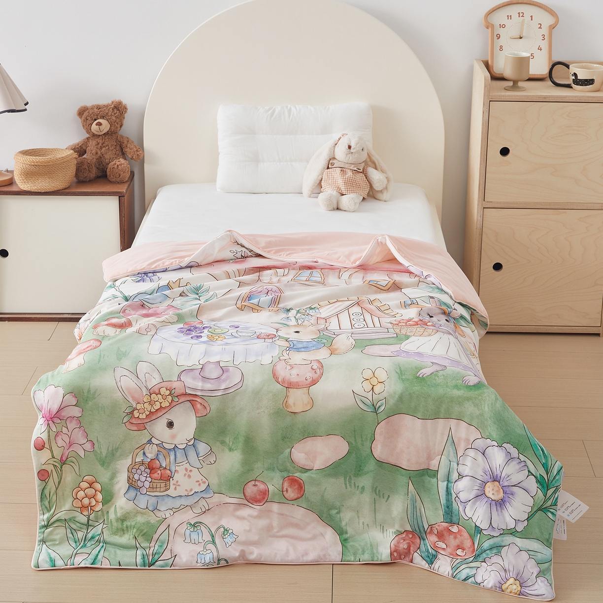 91家纺网 家纺一手货源 找家纺 荷马之梦 2026新款凉凉梦境-原创手绘母婴风针织凉感山茶蚕丝儿童双感夏被夏凉被空调被 蘑菇下午茶