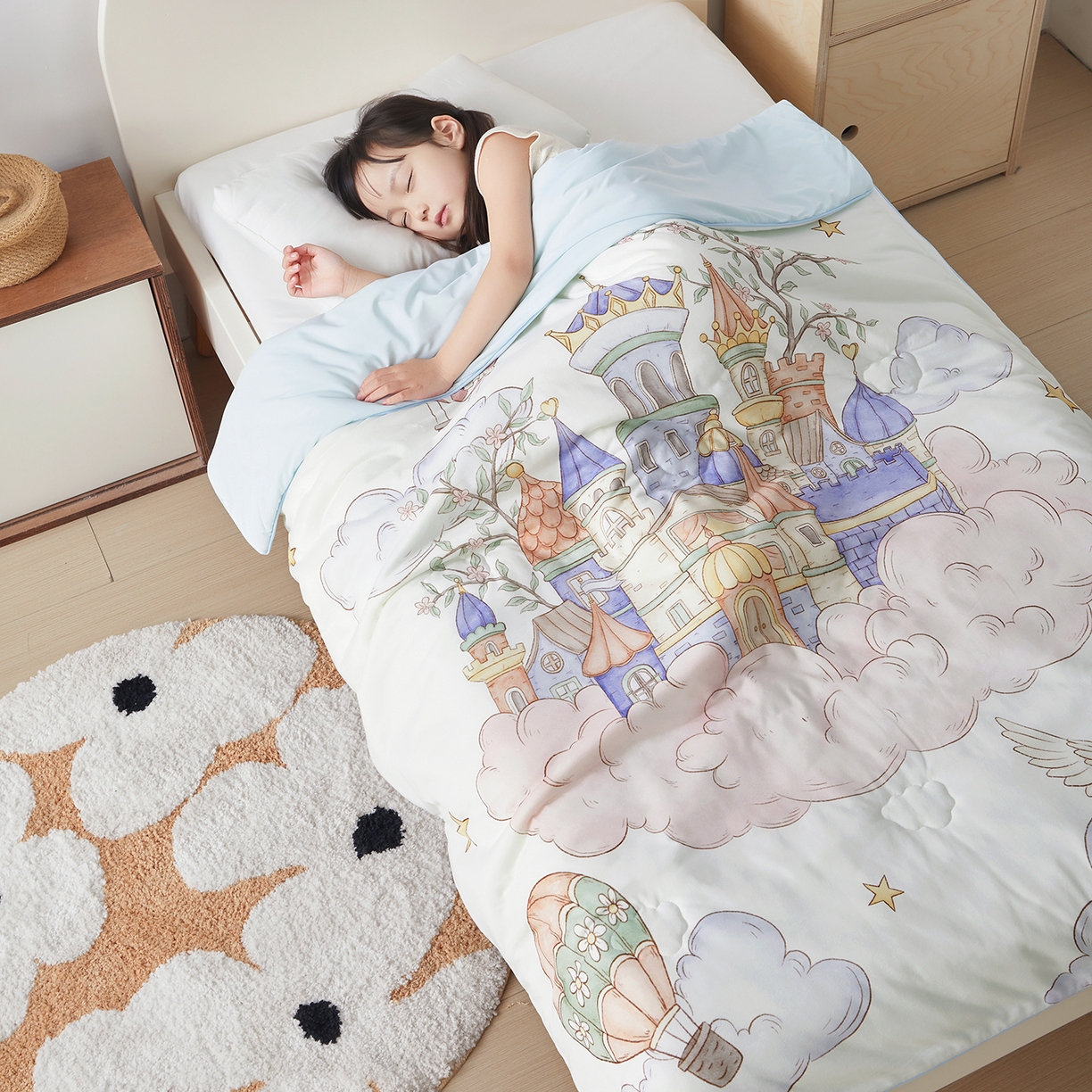 91家纺网 家纺一手货源 找家纺 荷马之梦 2026新款凉凉梦境-原创手绘母婴风针织凉感山茶蚕丝儿童双感夏被夏凉被空调被 天空梦之城