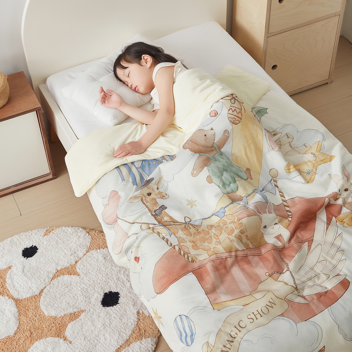 91家纺网 家纺一手货源 找家纺 荷马之梦 2026新款凉凉梦境-原创手绘母婴风针织凉感山茶蚕丝儿童双感夏被夏凉被空调被 云上演出