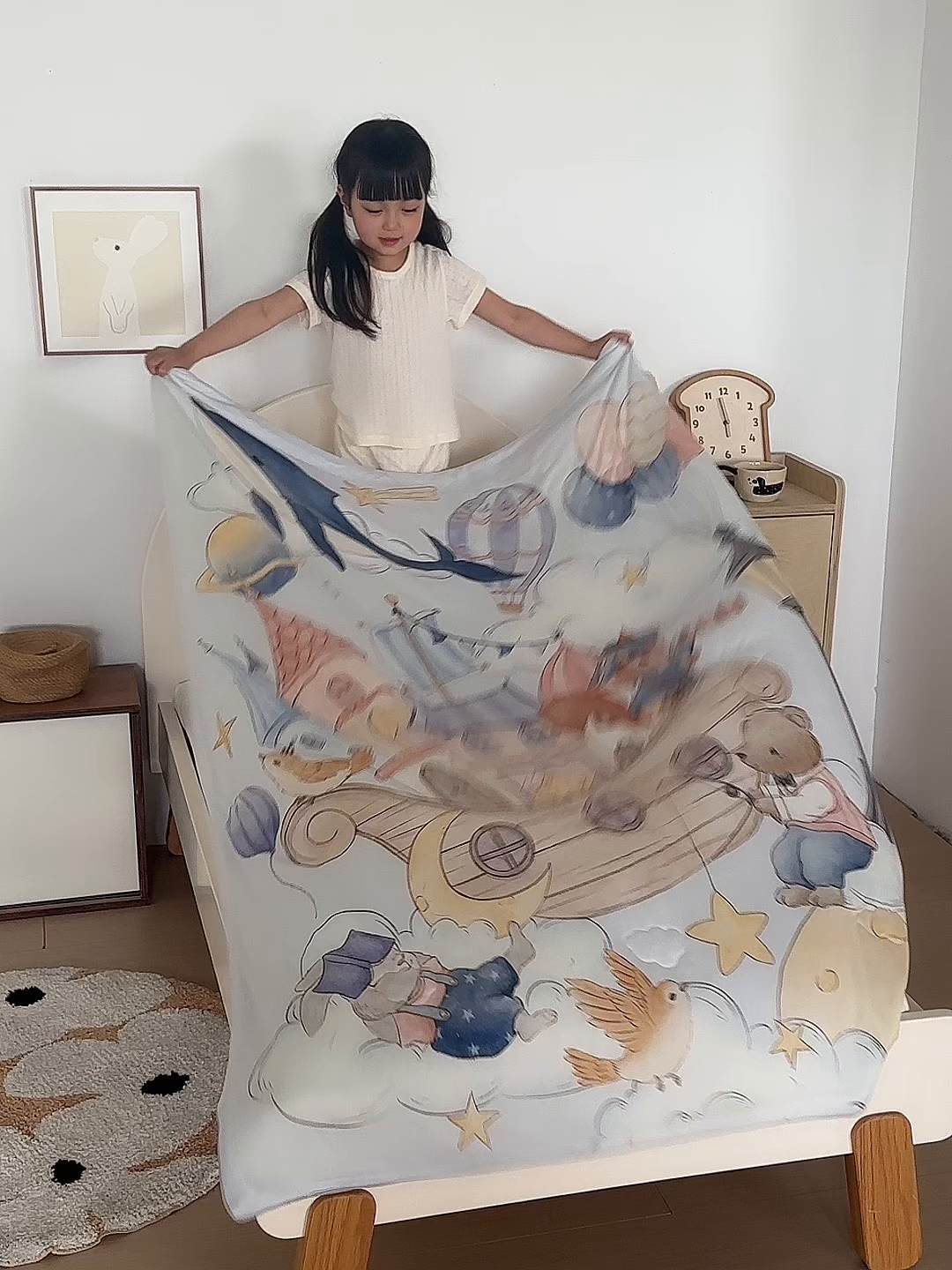 91家纺网 家纺一手货源 找家纺 荷马之梦 2026新款凉凉梦境-原创手绘母婴风针织凉感山茶蚕丝儿童双感夏被夏凉被空调被 云端国度