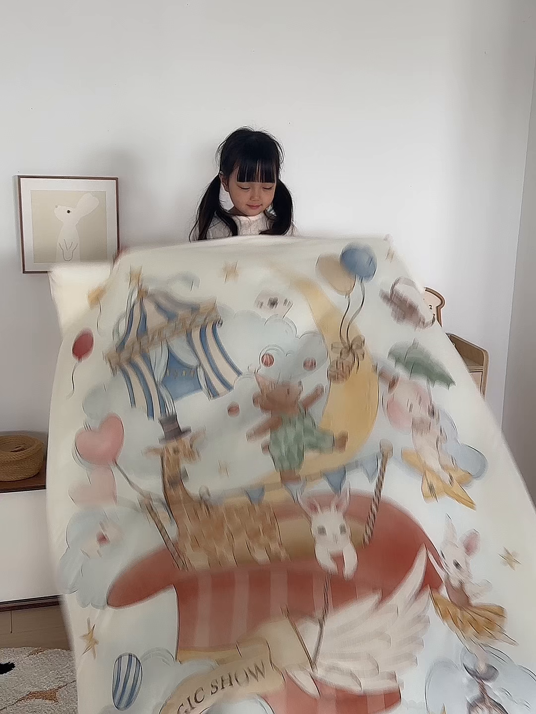 91家纺网 家纺一手货源 找家纺 荷马之梦 2026新款凉凉梦境-原创手绘母婴风针织凉感山茶蚕丝儿童双感夏被夏凉被空调被 云上演出