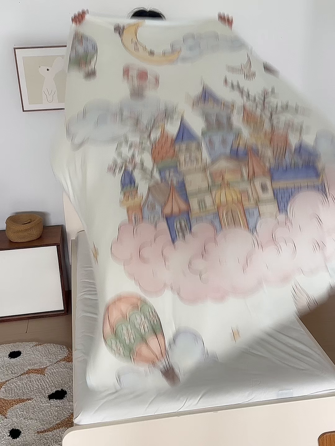 91家纺网 家纺一手货源 找家纺 荷马之梦 2026新款凉凉梦境-原创手绘母婴风针织凉感山茶蚕丝儿童双感夏被夏凉被空调被 天空梦之城