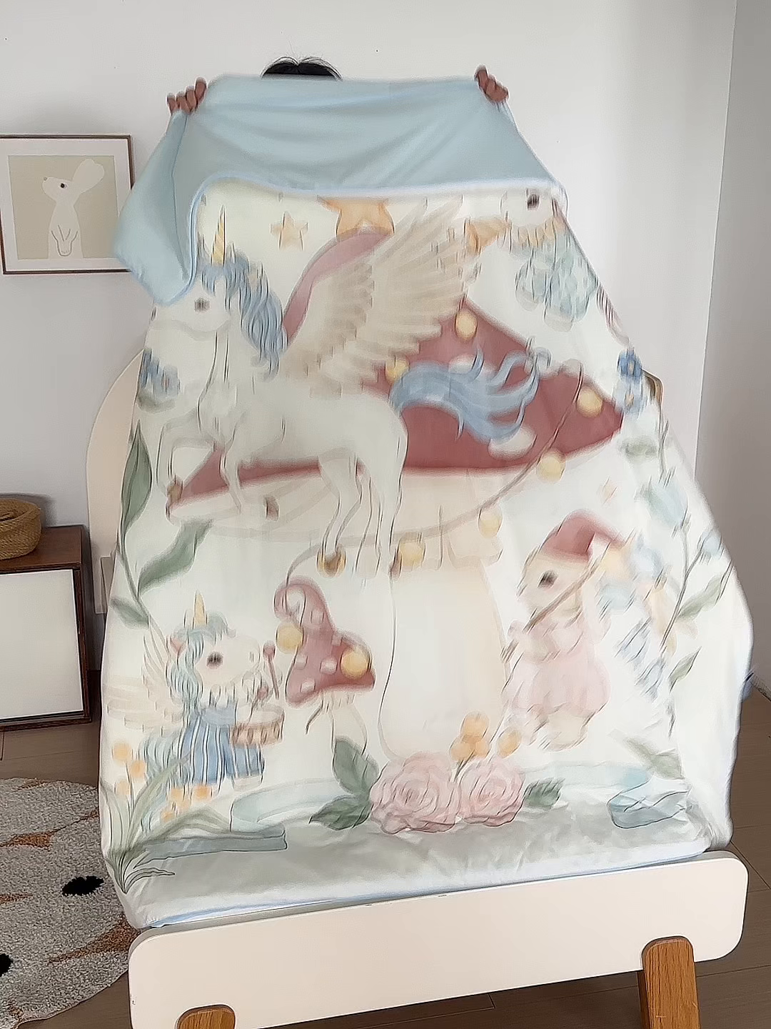 91家纺网 家纺一手货源 找家纺 荷马之梦 2026新款凉凉梦境-原创手绘母婴风针织凉感山茶蚕丝儿童双感夏被夏凉被空调被 蘑菇乐园