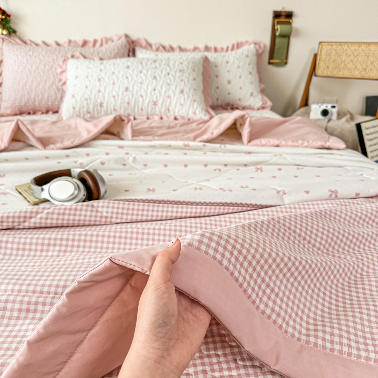 91家纺网 家纺一手货源 找家纺 雅眠居 2026直播爆款双层蕾丝花边夏被款床盖款四件套 彩格-粉