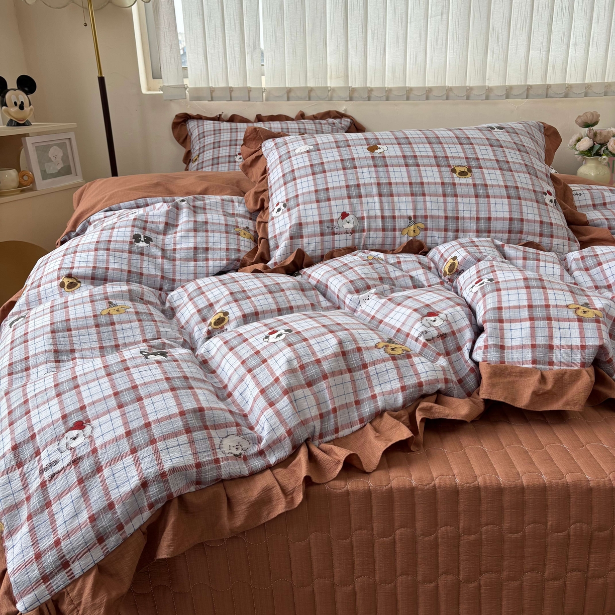 91家纺网 家纺一手货源 找家纺 麦朵家居 2026新款花边款皱皱纱床盖款四件套水洗棉小清新三件套 线条小狗