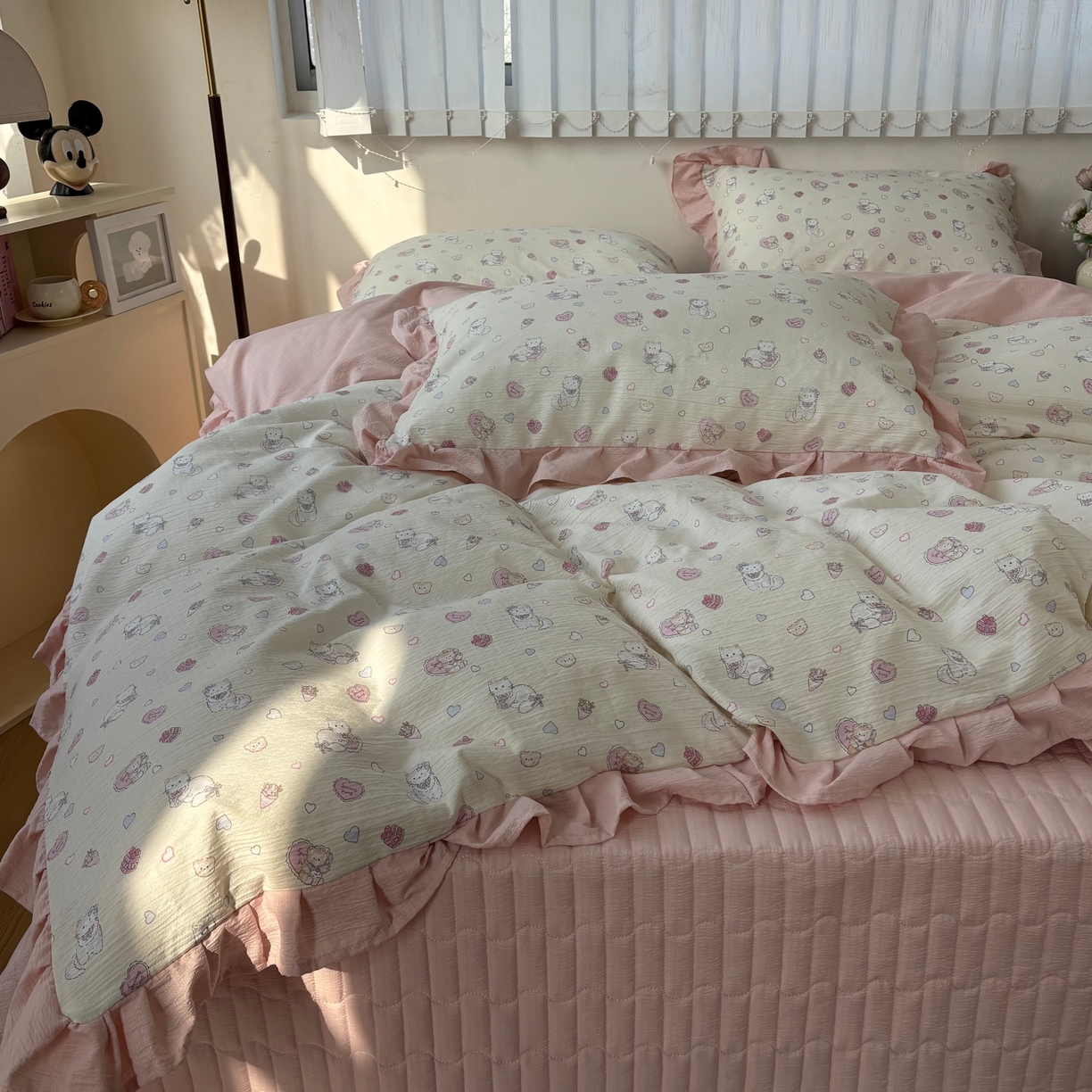 91家纺网 家纺一手货源 找家纺 麦朵家居 2026新款花边款皱皱纱床盖款四件套水洗棉小清新三件套 泡芙猫咪-粉