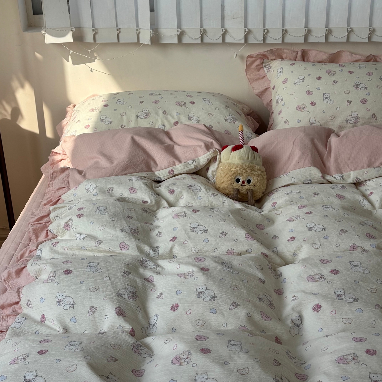 91家纺网 家纺一手货源 找家纺 麦朵家居 2026新款花边款皱皱纱床盖款四件套水洗棉小清新三件套 泡芙猫咪-粉