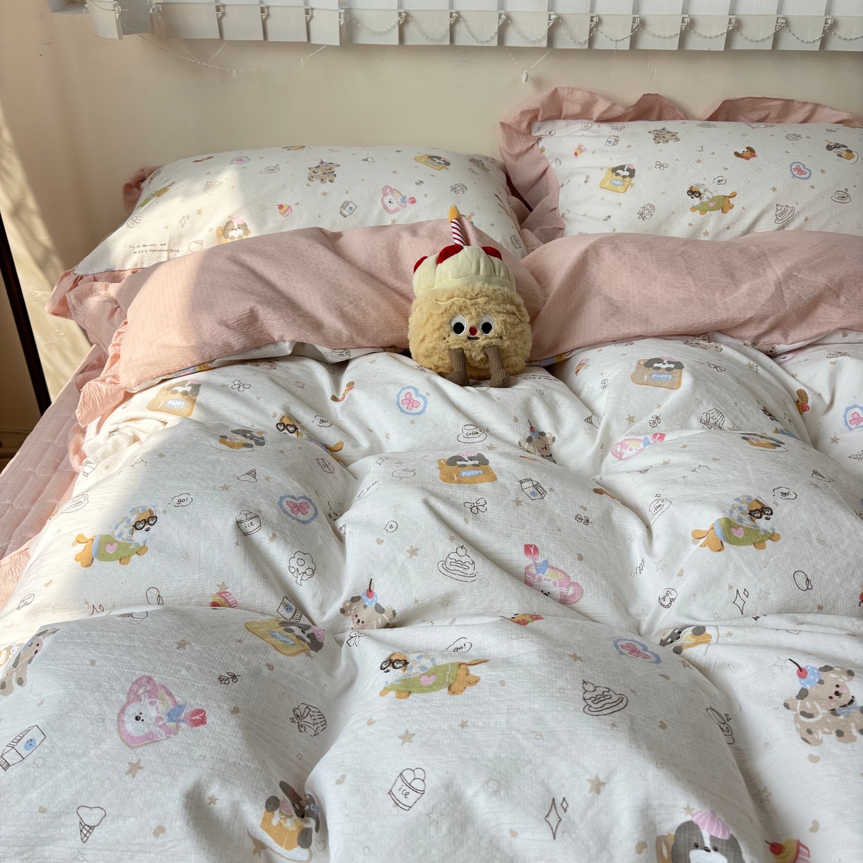 91家纺网 家纺一手货源 找家纺 麦朵家居 2026新款花边款皱皱纱床盖款四件套水洗棉小清新三件套 萌宠乐园