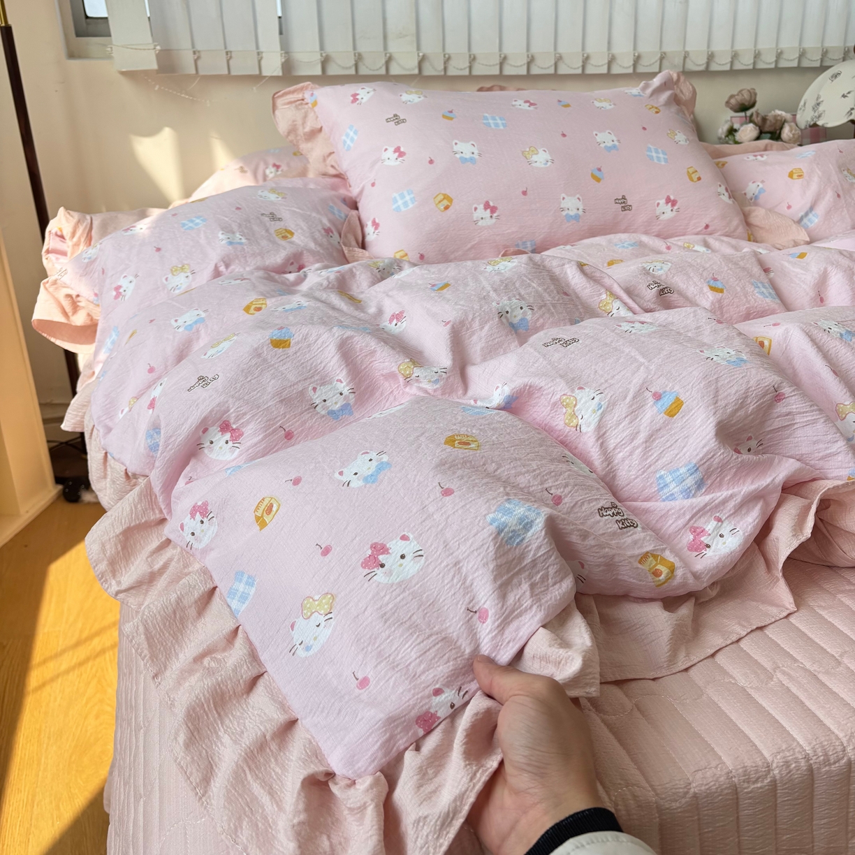 91家纺网 家纺一手货源 找家纺 麦朵家居 2026新款花边款皱皱纱床盖款四件套水洗棉小清新三件套 蛋糕kt猫