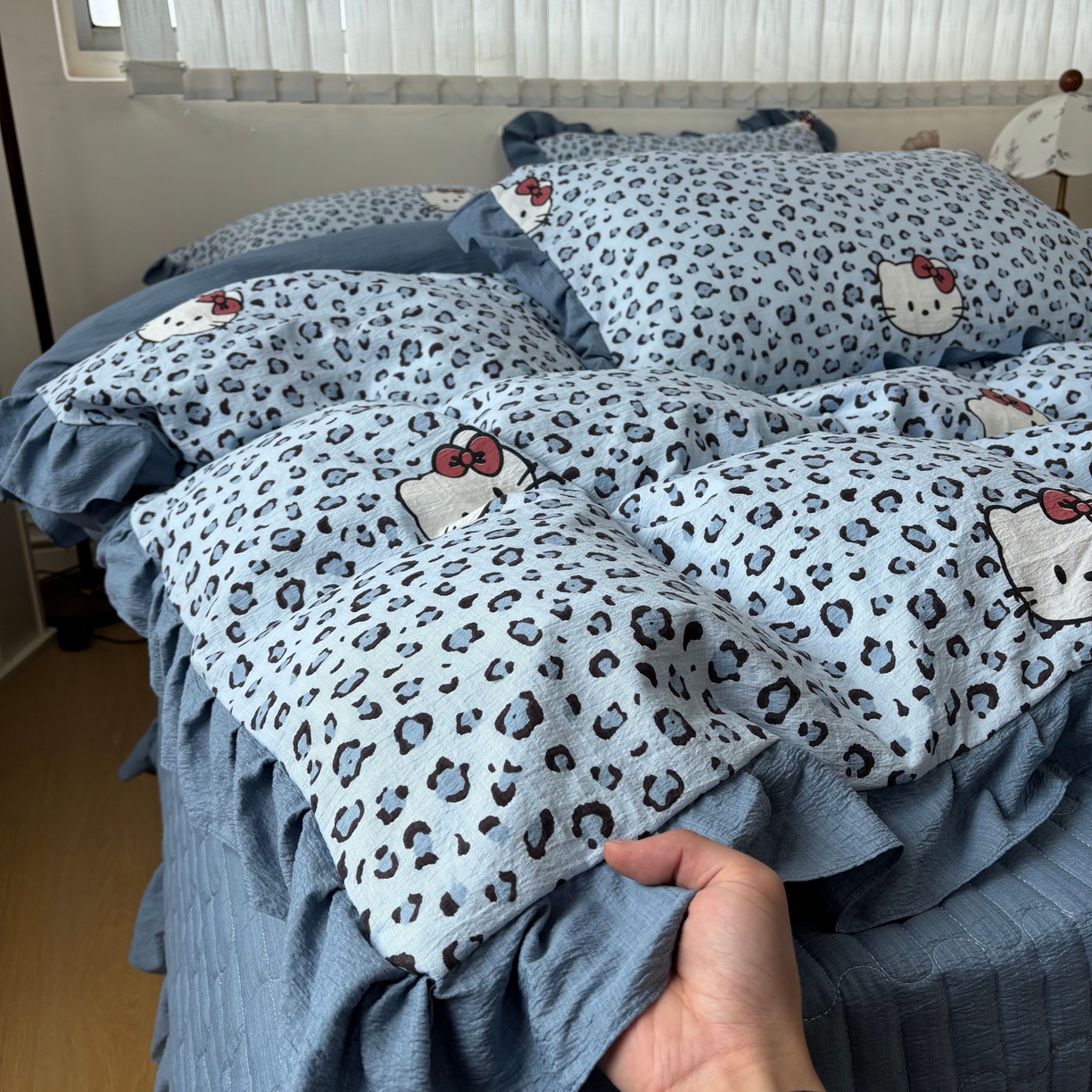 91家纺网 家纺一手货源 找家纺 麦朵家居 2026新款花边款皱皱纱床盖款四件套水洗棉小清新三件套 豹纹猫咪