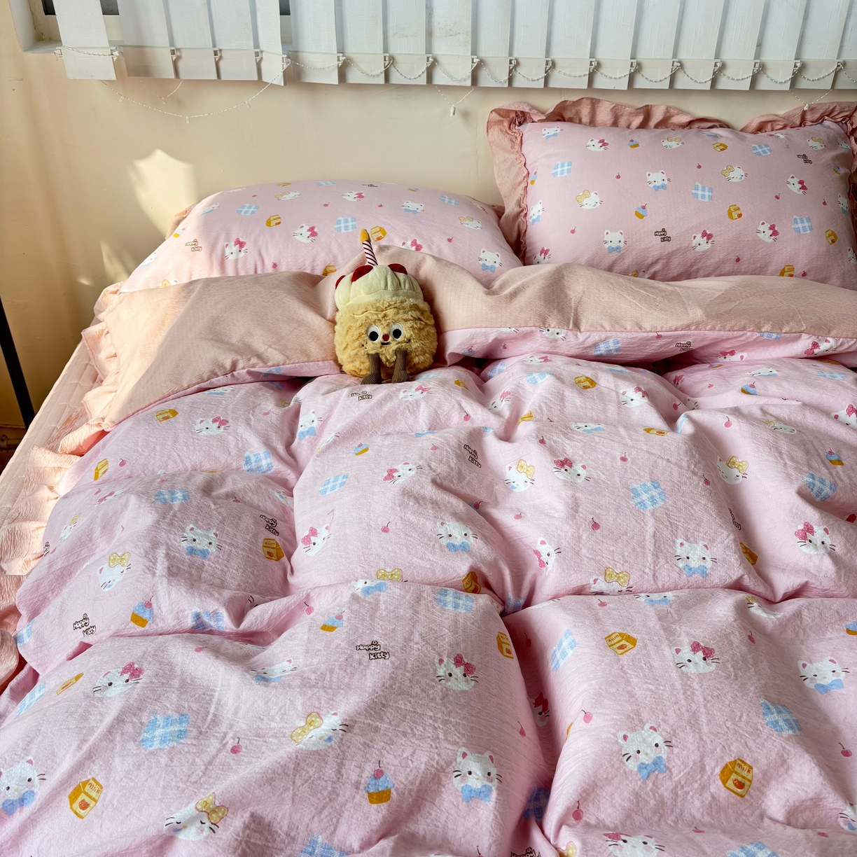 91家纺网 家纺一手货源 找家纺 麦朵家居 2026新款花边款皱皱纱床盖款四件套水洗棉小清新三件套 蛋糕kt猫