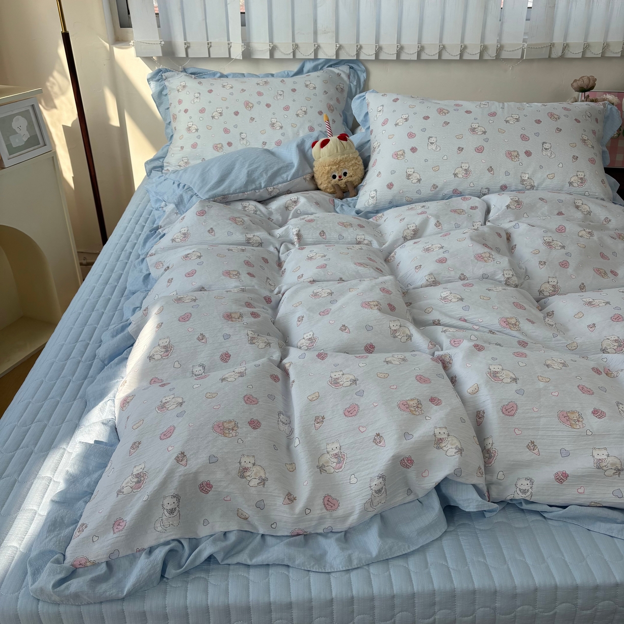 91家纺网 家纺一手货源 找家纺 麦朵家居 2026新款花边款皱皱纱床盖款四件套水洗棉小清新三件套 泡芙猫咪-蓝