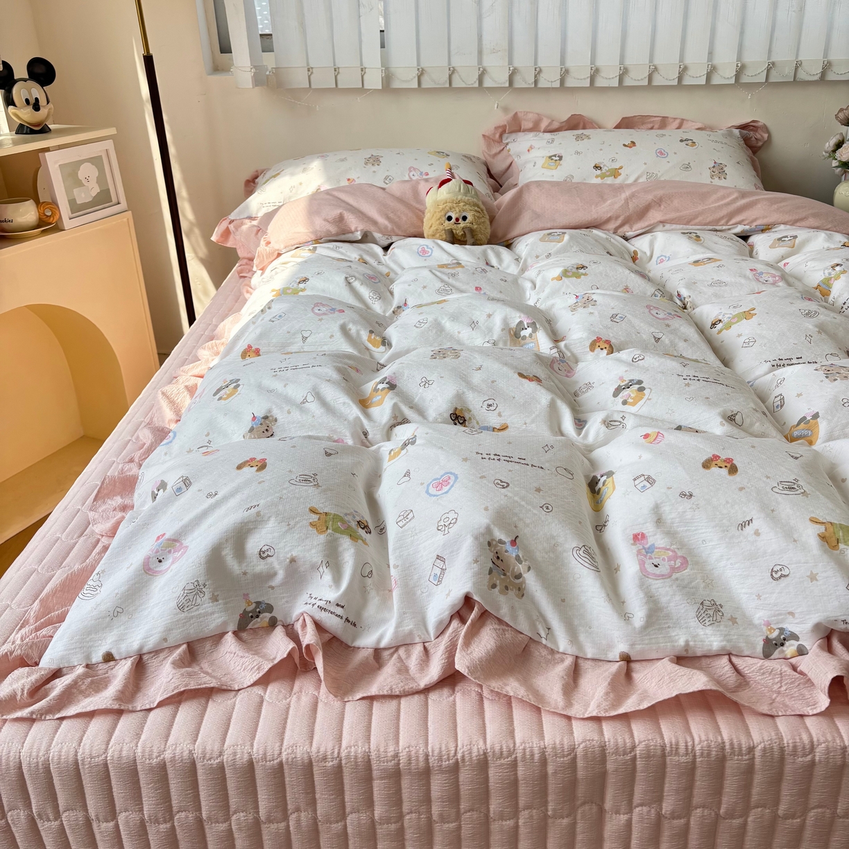 91家纺网 家纺一手货源 找家纺 麦朵家居 2026新款花边款皱皱纱床盖款四件套水洗棉小清新三件套 萌宠乐园