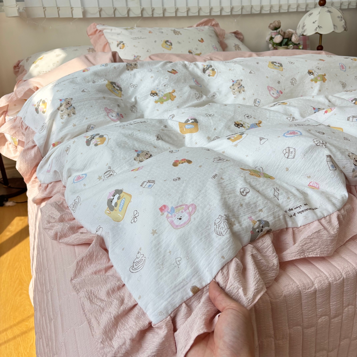 91家纺网 家纺一手货源 找家纺 麦朵家居 2026新款花边款皱皱纱床盖款四件套水洗棉小清新三件套 萌宠乐园