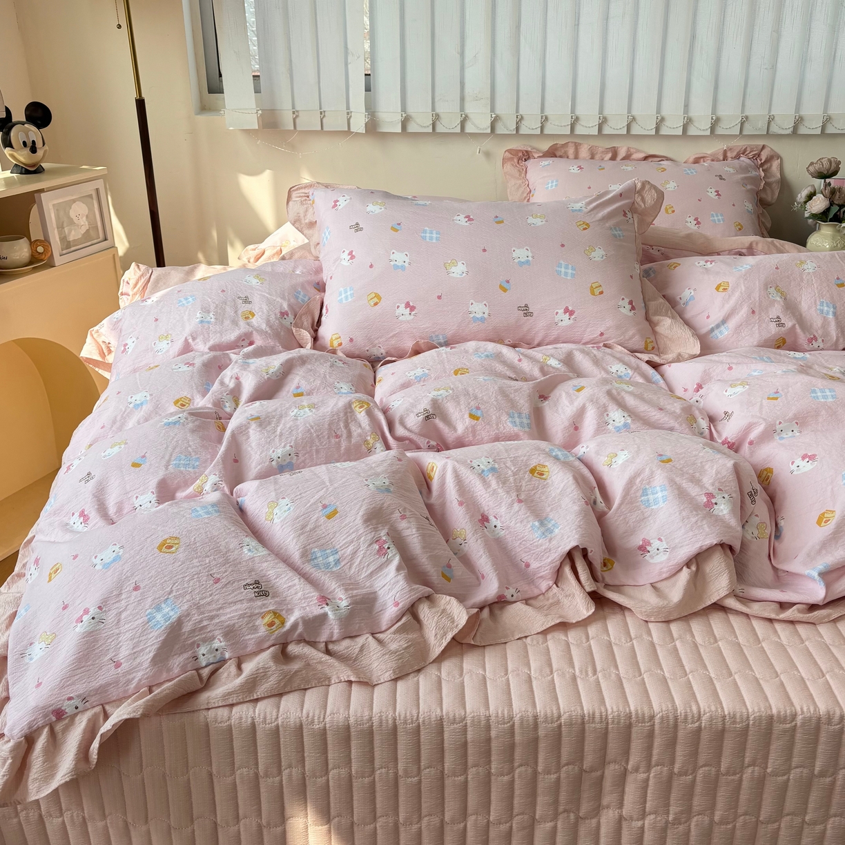 91家纺网 家纺一手货源 找家纺 麦朵家居 2026新款花边款皱皱纱床盖款四件套水洗棉小清新三件套 蛋糕kt猫