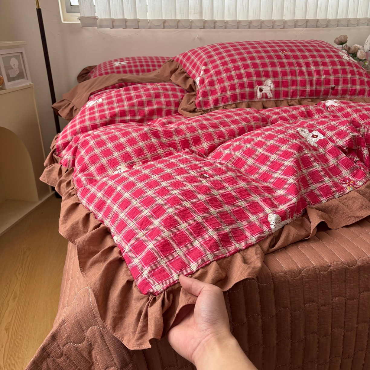 91家纺网 家纺一手货源 找家纺 麦朵家居 2026新款花边款皱皱纱床盖款四件套水洗棉小清新三件套 福瑞小马