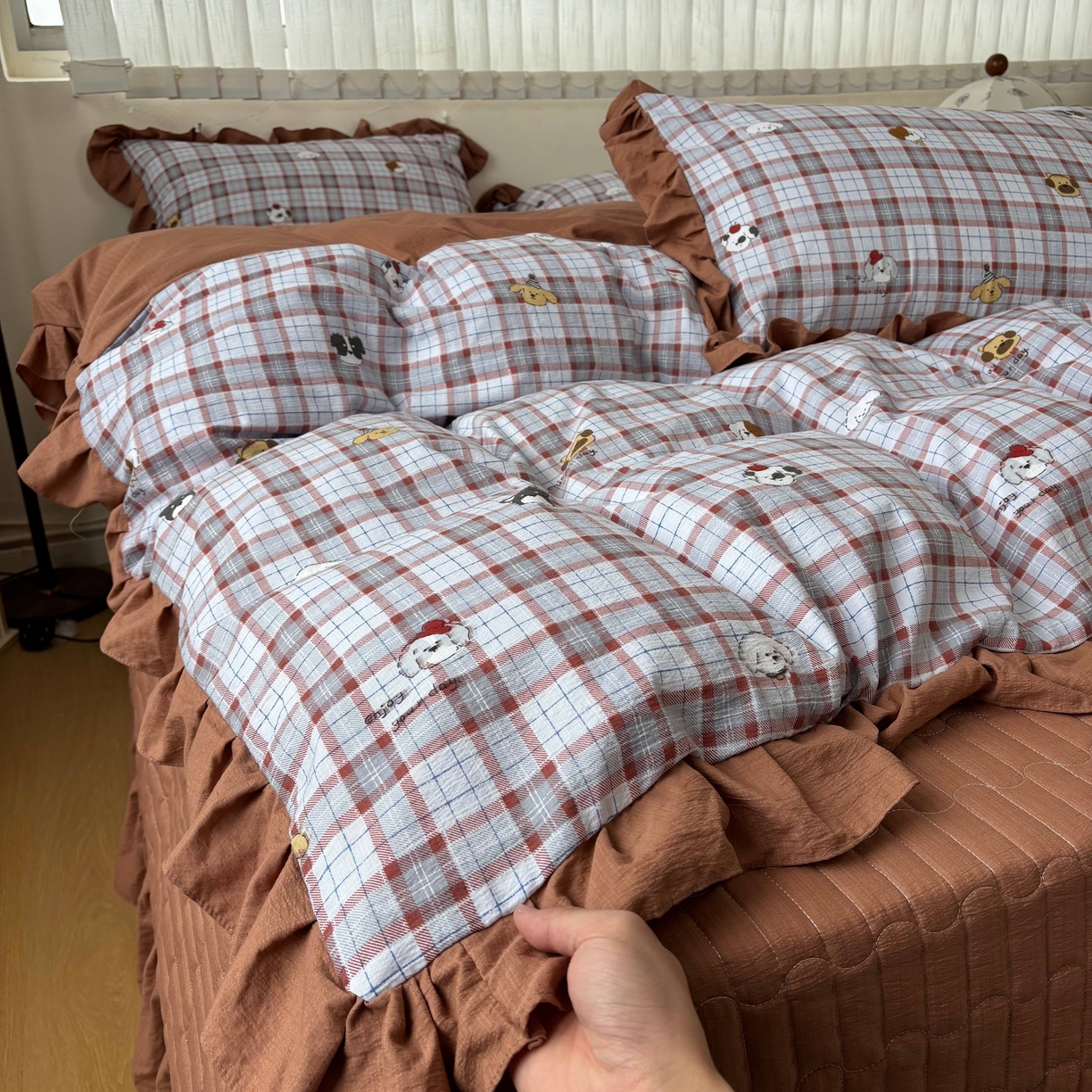 91家纺网 家纺一手货源 找家纺 麦朵家居 2026新款花边款皱皱纱床盖款四件套水洗棉小清新三件套 线条小狗