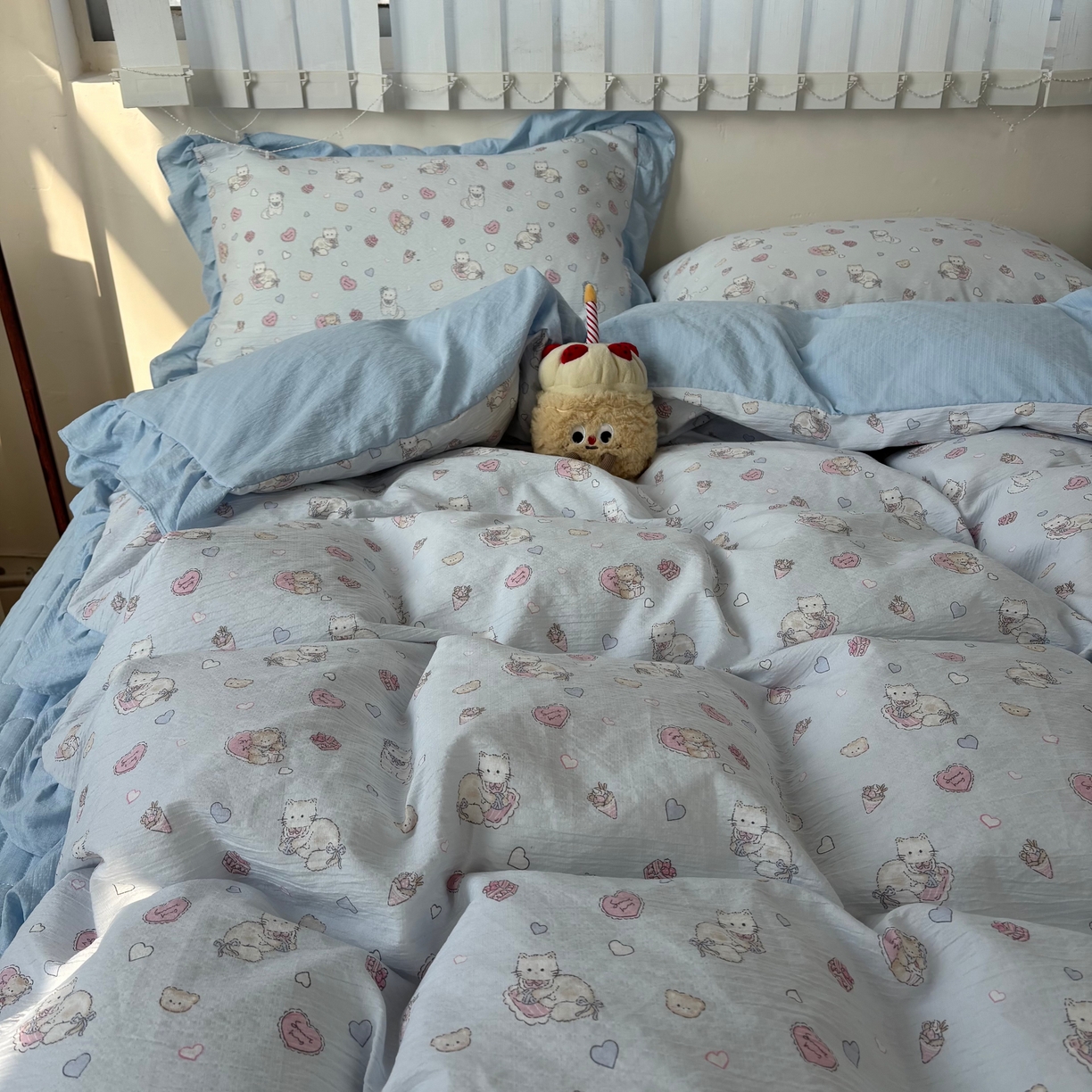 91家纺网 家纺一手货源 找家纺 麦朵家居 2026新款花边款皱皱纱床盖款四件套水洗棉小清新三件套 泡芙猫咪-蓝