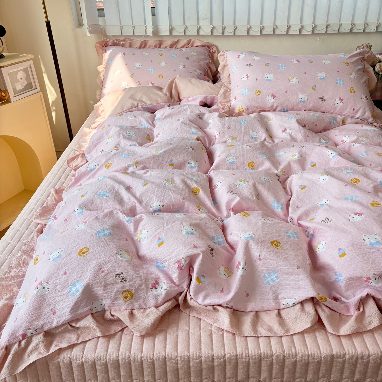 91家纺网 家纺一手货源 找家纺 麦朵家居 2026新款花边款皱皱纱床盖款四件套水洗棉小清新三件套 蛋糕kt猫