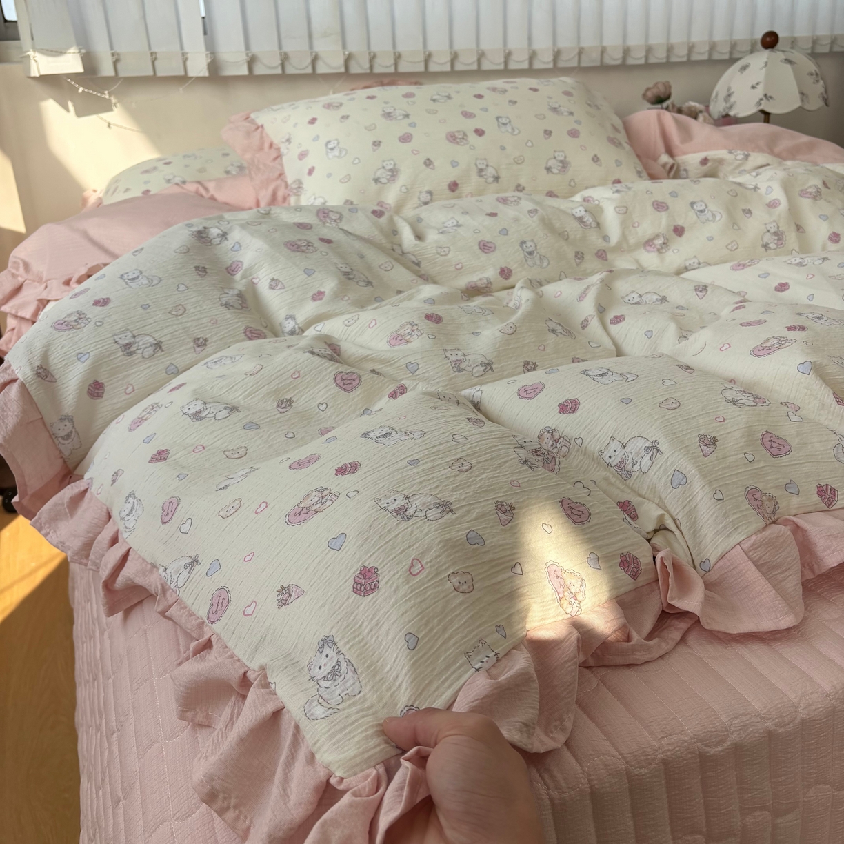 91家纺网 家纺一手货源 找家纺 麦朵家居 2026新款花边款皱皱纱床盖款四件套水洗棉小清新三件套 泡芙猫咪-粉