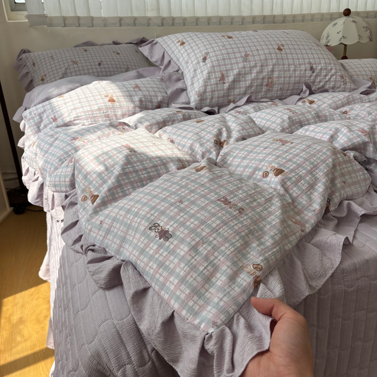 91家纺网 家纺一手货源 找家纺 麦朵家居 2026新款花边款皱皱纱床盖款四件套水洗棉小清新三件套 香芋小兔