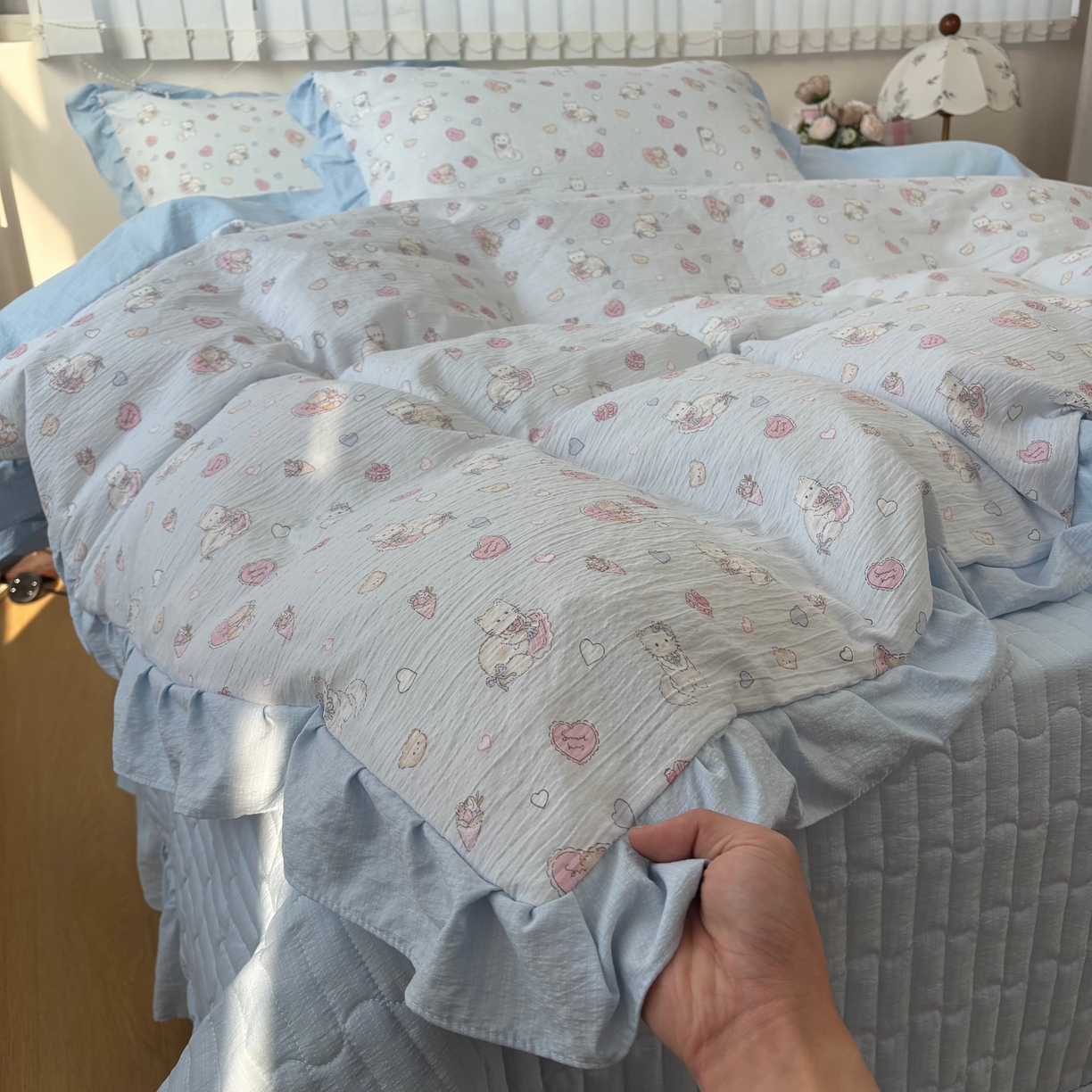 91家纺网 家纺一手货源 找家纺 麦朵家居 2026新款花边款皱皱纱床盖款四件套水洗棉小清新三件套 泡芙猫咪-蓝