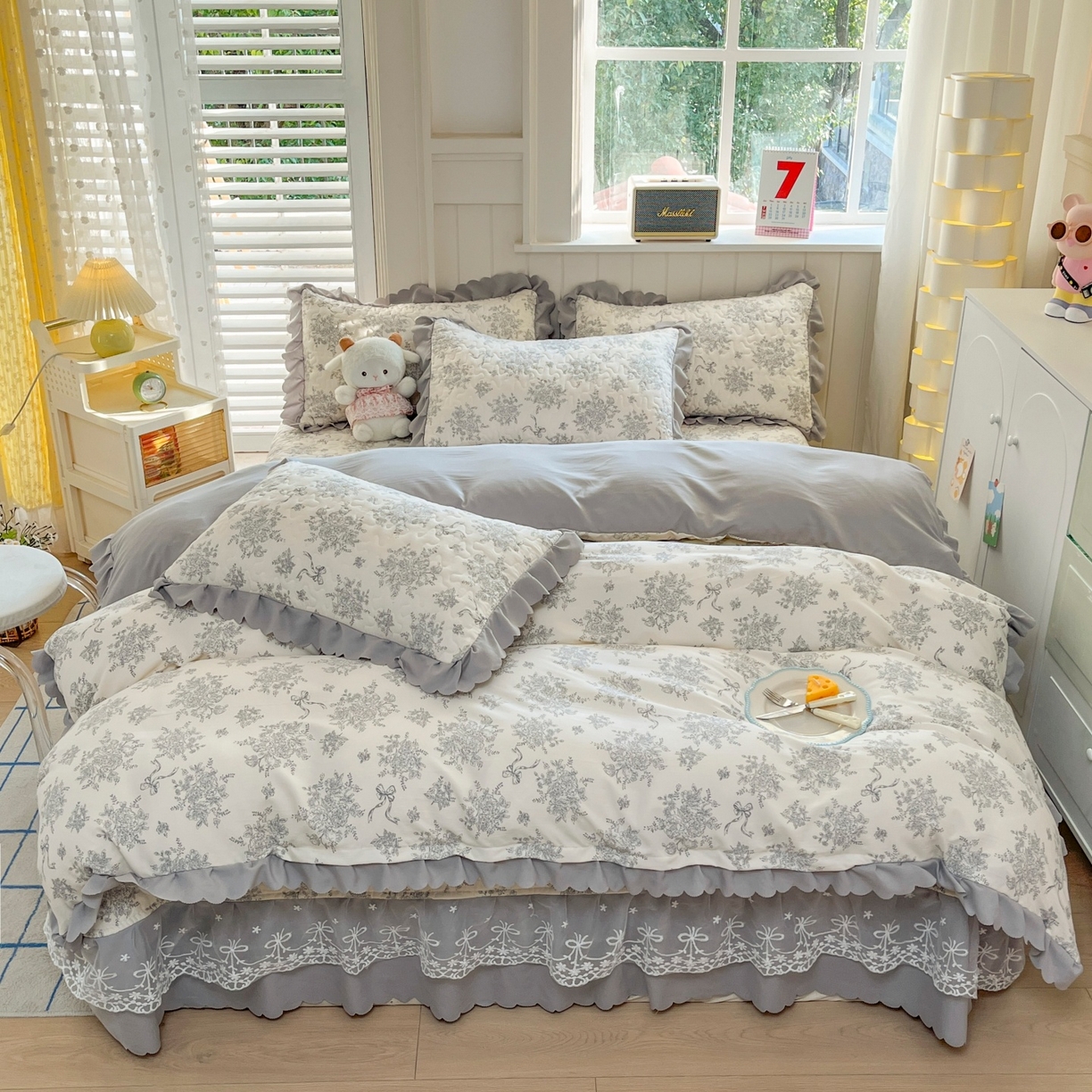 91家纺网 家纺一手货源 找家纺 雅眠居 2026直播爆款双层蕾丝花边夏被款床盖款四件套 灰韵