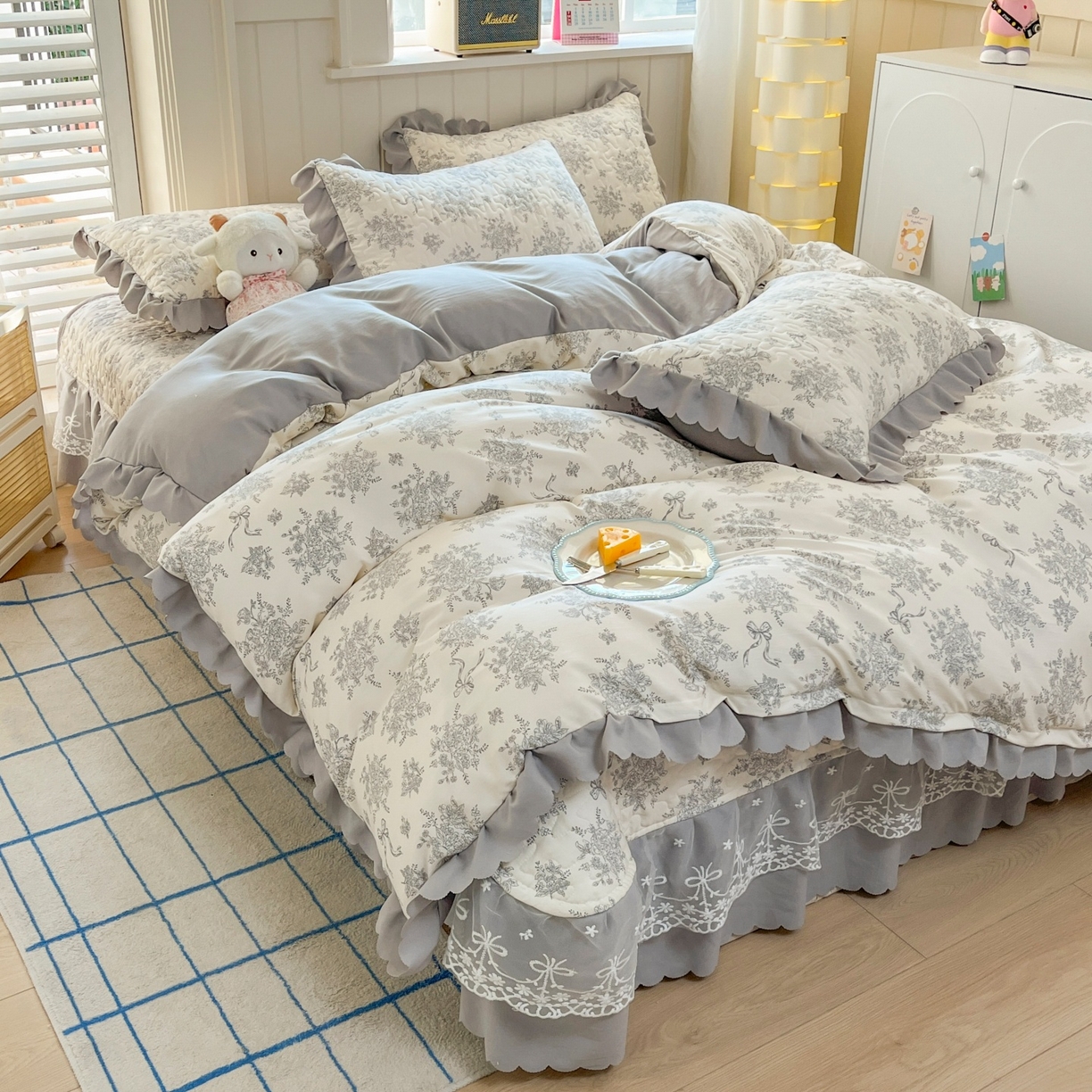 91家纺网 家纺一手货源 找家纺 雅眠居 2026直播爆款双层蕾丝花边夏被款床盖款四件套 灰韵